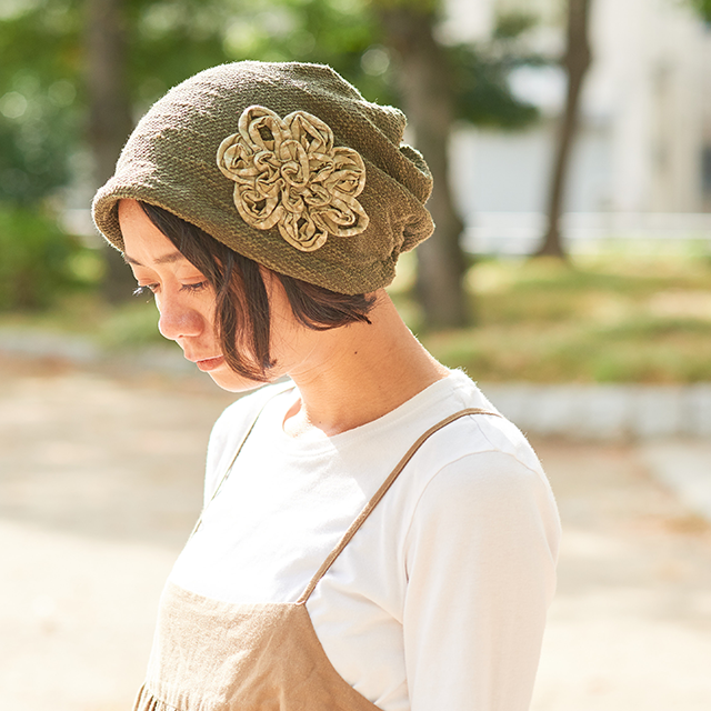 コサージュが付いた医療用帽子