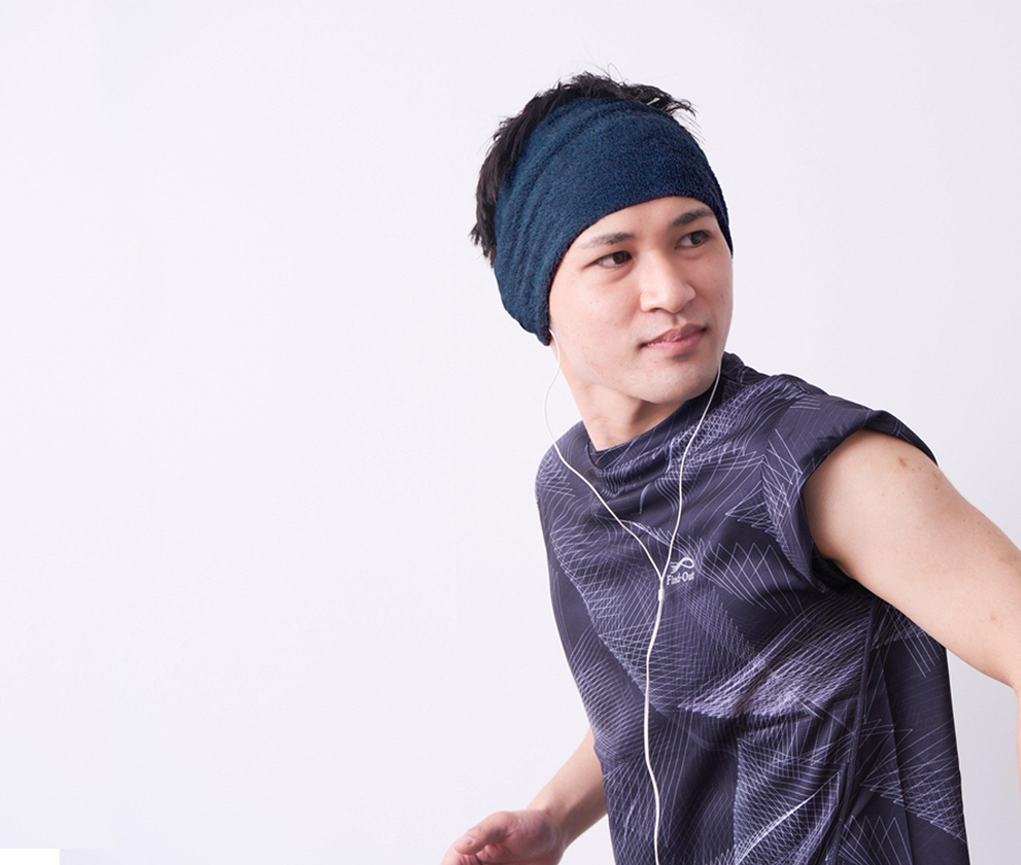 パイルヘアバンドを着用してスポーツをする男性